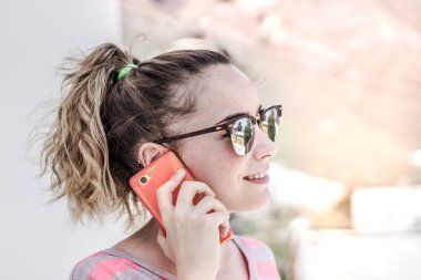 Cep telefonunu kullanan genç modern kadın