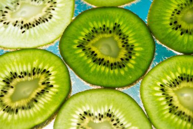 Yeşil kivi meyve dilimleri 