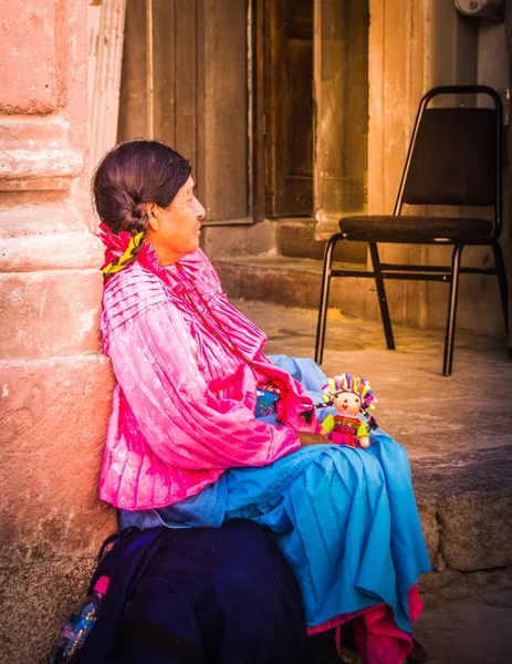 Mulher indígena mexicana com vestido tradicional vendendo bonecas — Fotografia de Stock