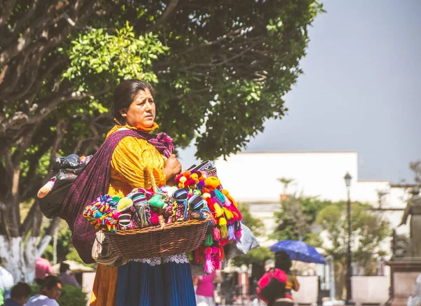 Mexikói bennszülött nő a hagyományos ruha értékesítés babák — Stock Fotó