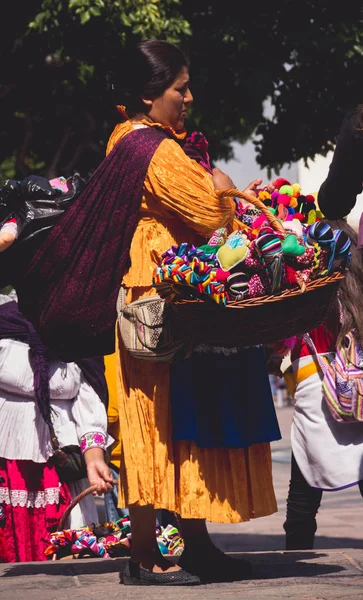 Mulher indígena mexicana com vestido tradicional vendendo bonecas — Fotografia de Stock
