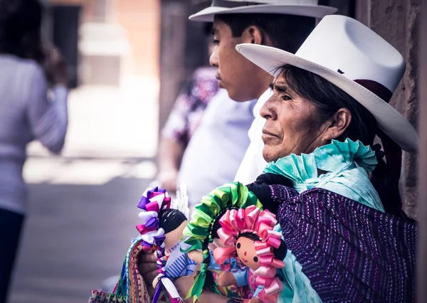 Mujer mexicana vendiendo muñecas artesanales —  Fotos de Stock
