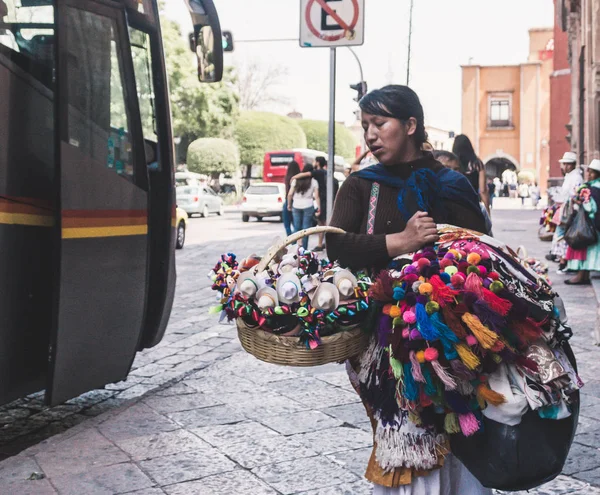 Mulher mexicana vendendo artesanato — Fotografia de Stock