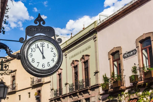 Orologio tradizionale in Andador 5 de Mayo a Queretaro Messico — Foto Stock