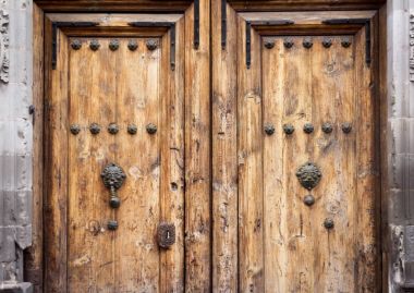 Geleneksel eski rustik ahşap kapı 