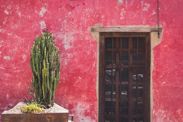 Traditional house facades in San Miguel de Allende Guanajuato Me — Stock Photo, Image