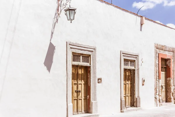 Fachadas de casa tradicionales en San Miguel de Allende Guanajuato Me —  Fotos de Stock