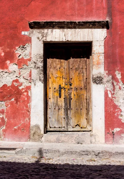 Fachadas de casa tradicionales en San Miguel de Allende Guanajuato Me — Foto de Stock