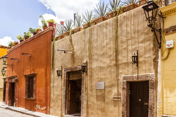 Fachadas de casa tradicionales en San Miguel de Allende Guanajuato Me — Foto de Stock