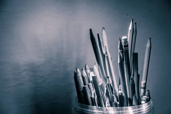 Plastflaska med pennor och material — Stockfoto