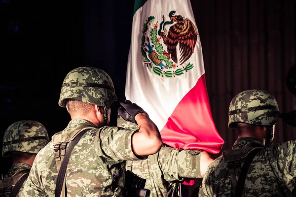 Soldados mexicanos en celebración de independencia — Foto de Stock