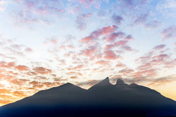 Monterrey Meksika ünlü dağ Cerro de la Silla adlı — Stok fotoğraf