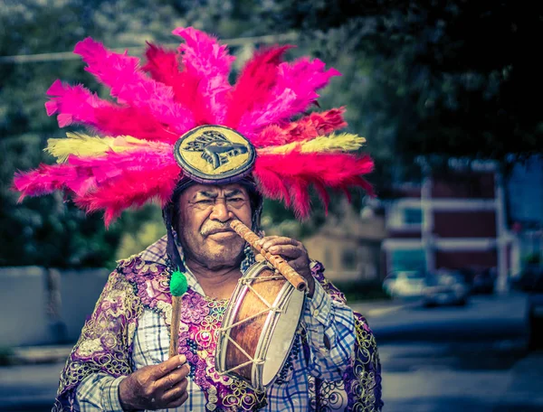 メキシコの伝統的なミュージシャンが通りに実行します。 — ストック写真