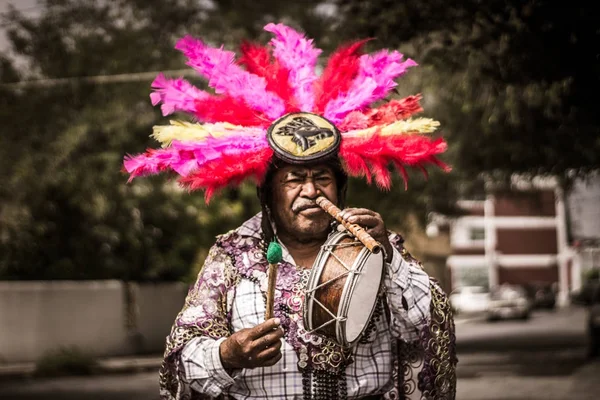 Músico tradicional mexicano se apresentando na rua — Fotografia de Stock