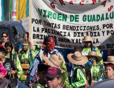 Geleneksel matachin Meksika dini dansçılar