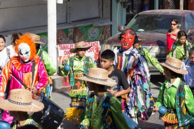 Geleneksel matachin Meksika dini dansçılar