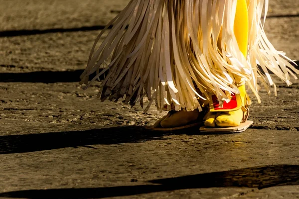 Pies de una bailarina mexicana tradicional de matachin — Foto de Stock