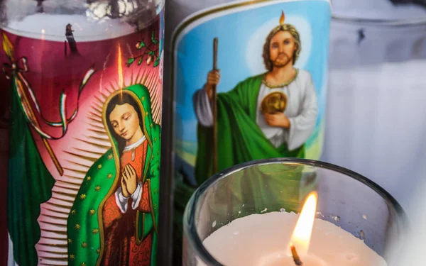 Religieuze kaarsen van Basilica de Guadalupe — Stockfoto