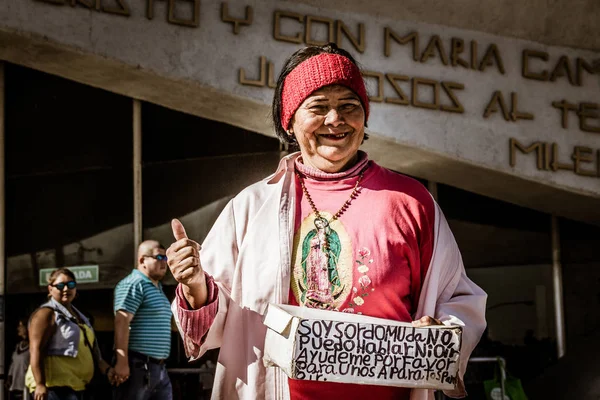 Donna sorridente nella Basilica di Guadalupe — Foto Stock