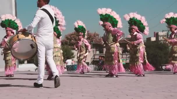 Bailarines religiosos tradicionales de matachin mexicano — Vídeo de stock