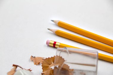 Beyaz arka plan üzerinde ahşap sarı kalemler closeup detaylı fotoğraf