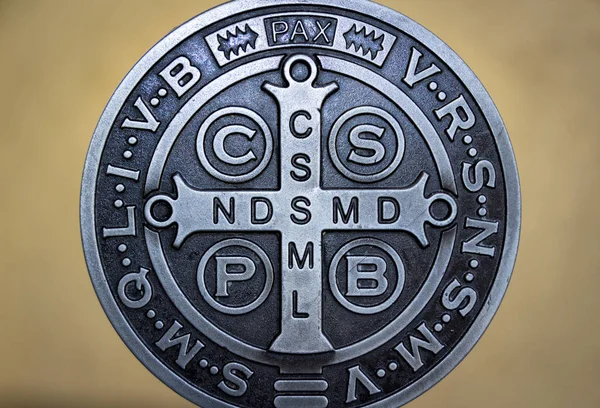 Szent Benedek medall szimbólumok — Stock Fotó