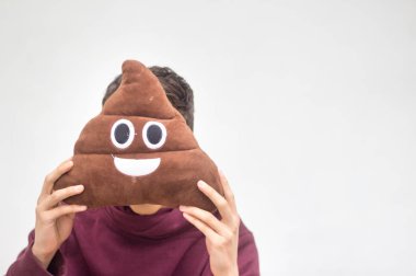 adam kaka emoji yastık ile