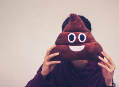 adam kaka emoji yastık ile