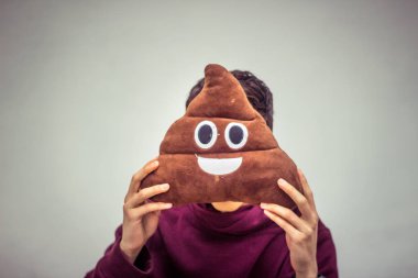 adam kaka emoji yastık ile