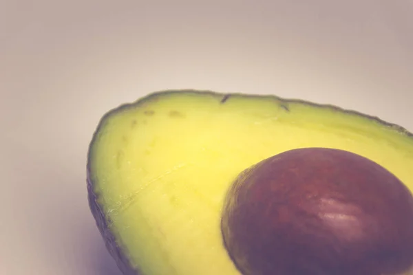 Die Hälfte der frischen grünen Avocado — Stockfoto