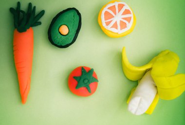 hamuru havuç, avokado, muz, portakal ve yeşil masada domates