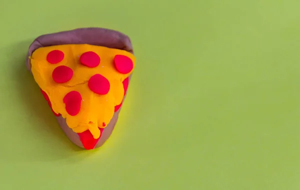 Пластилин Ломтик Пиццы Зеленом Фоне — стоковое фото