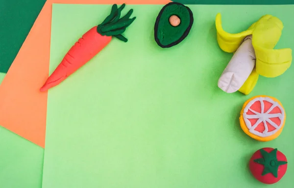 Морковь Пластилина Авокадо Банан Апельсин Помидор Зеленом Столе — стоковое фото
