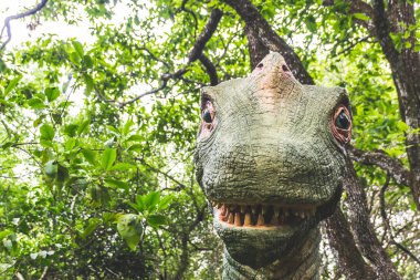 nerede yeşil Mekatronik dinozor ağaçları arasında gizler bir ormanlık alanda fotoğrafı