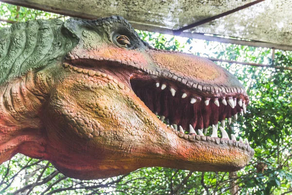 Fotografía Área Boscosa Donde Dinosaurio Mecatrónico Verde Está Debajo Techo — Foto de Stock