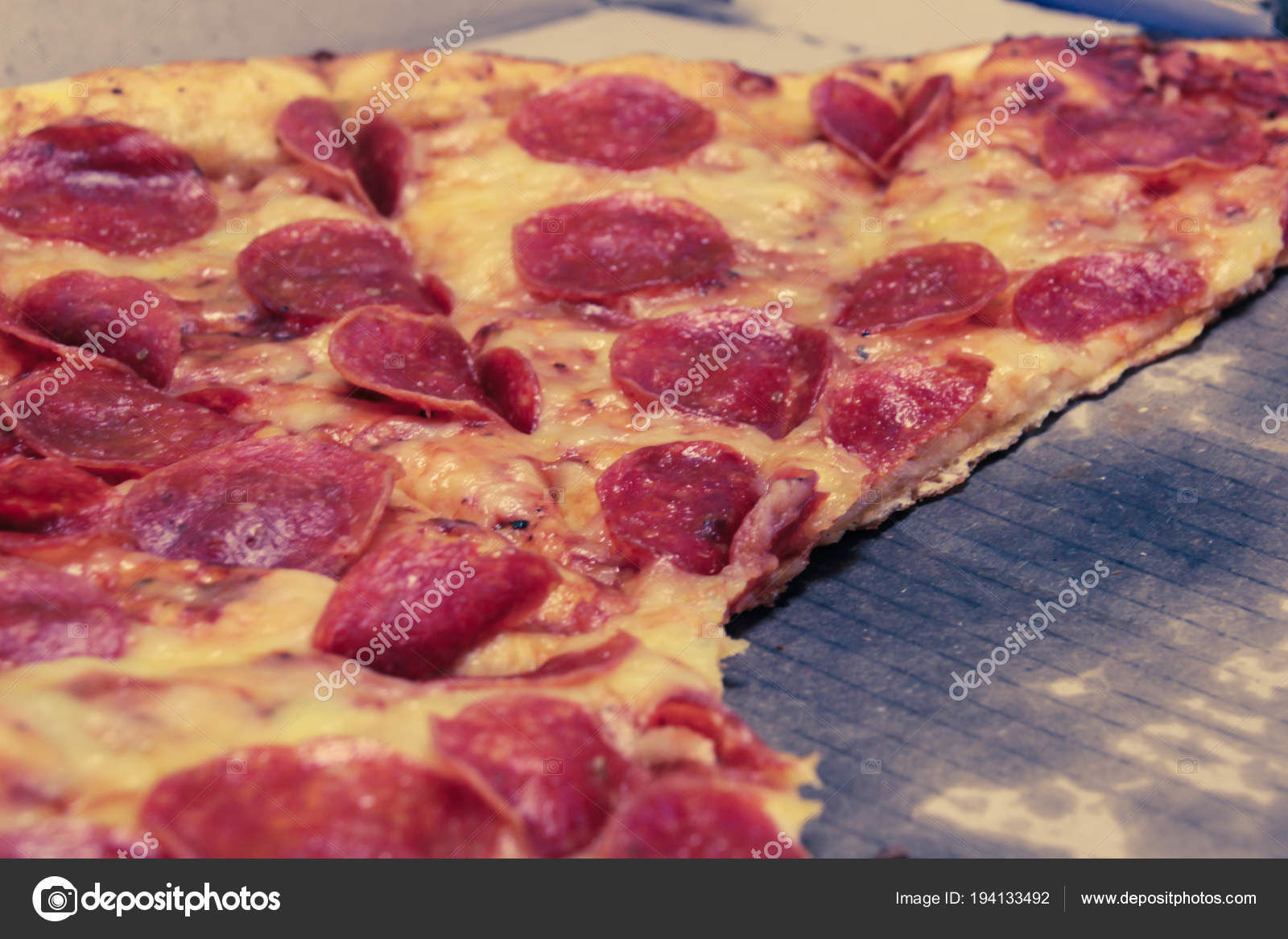 Bir Açık Pizza Kutusu Fotoğrafı Ile Dilim Biberli Pizza Stok