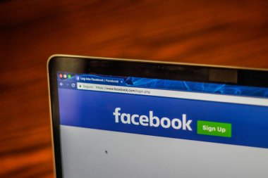 Dallas, Texas / Amerika Birleşik Devletleri - 05/10/2018: laptop ekran sayfada Facebook fotoğraf günlüğü.