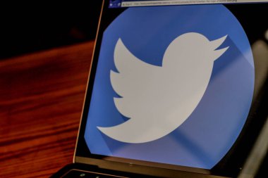 Dallas, Texas, Amerika Birleşik Devletleri - 05/10/2018: twitter logo üstünde laptop perde fotoğrafı.