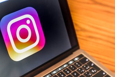 Dallas, Texas / Amerika Birleşik Devletleri - 05/10/2018: Instagram fotoğraf logo üstünde laptop perde.