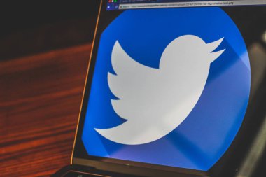 Dallas, Texas, Amerika Birleşik Devletleri - 05/10/2018: twitter logo üstünde laptop perde fotoğrafı.