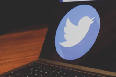 Dallas, Texas, Amerika Birleşik Devletleri - 05/10/2018: twitter logo üstünde laptop perde fotoğrafı.