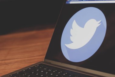Dallas, Texas, Amerika Birleşik Devletleri - 05/10/2018: twitter logo üstünde laptop perde fotoğrafı.
