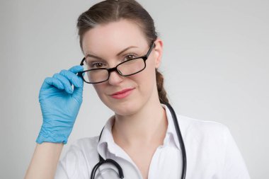 Steteskoplu genç bayan doktor.