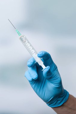 Doktor el enjeksiyon iğne ile