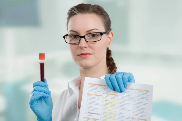 혈액 샘플 여성 의사 — 스톡 사진