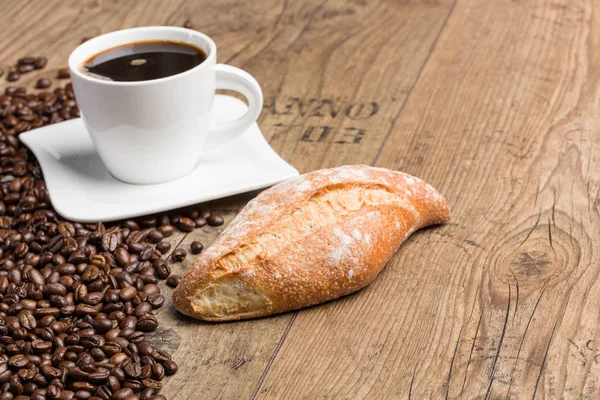 Tasse aus frisch gebrühtem Kaffee — Stockfoto