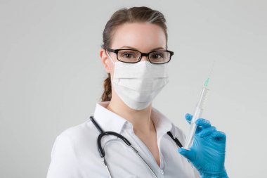 kadın doktor enjeksiyon iğne ile