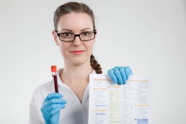 laboratuarda bir kan sonda ile hemşire