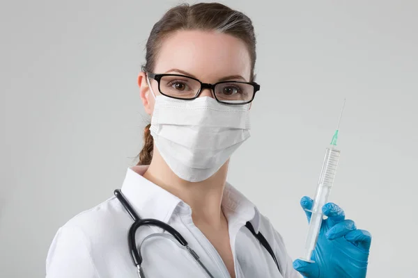 Female doctor with injection needle — Stock Photo, Image