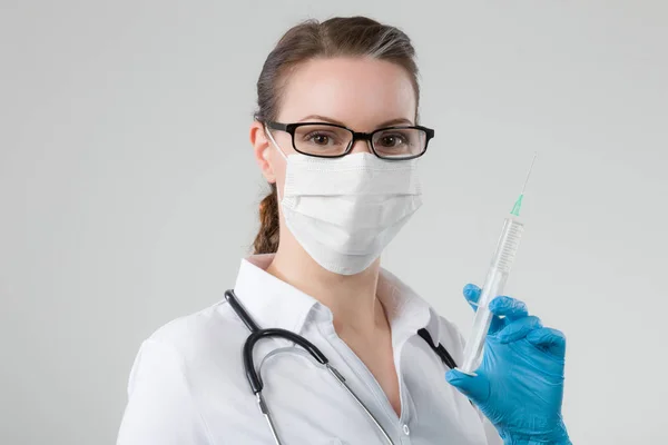 Female doctor with injection needle — Stock Photo, Image